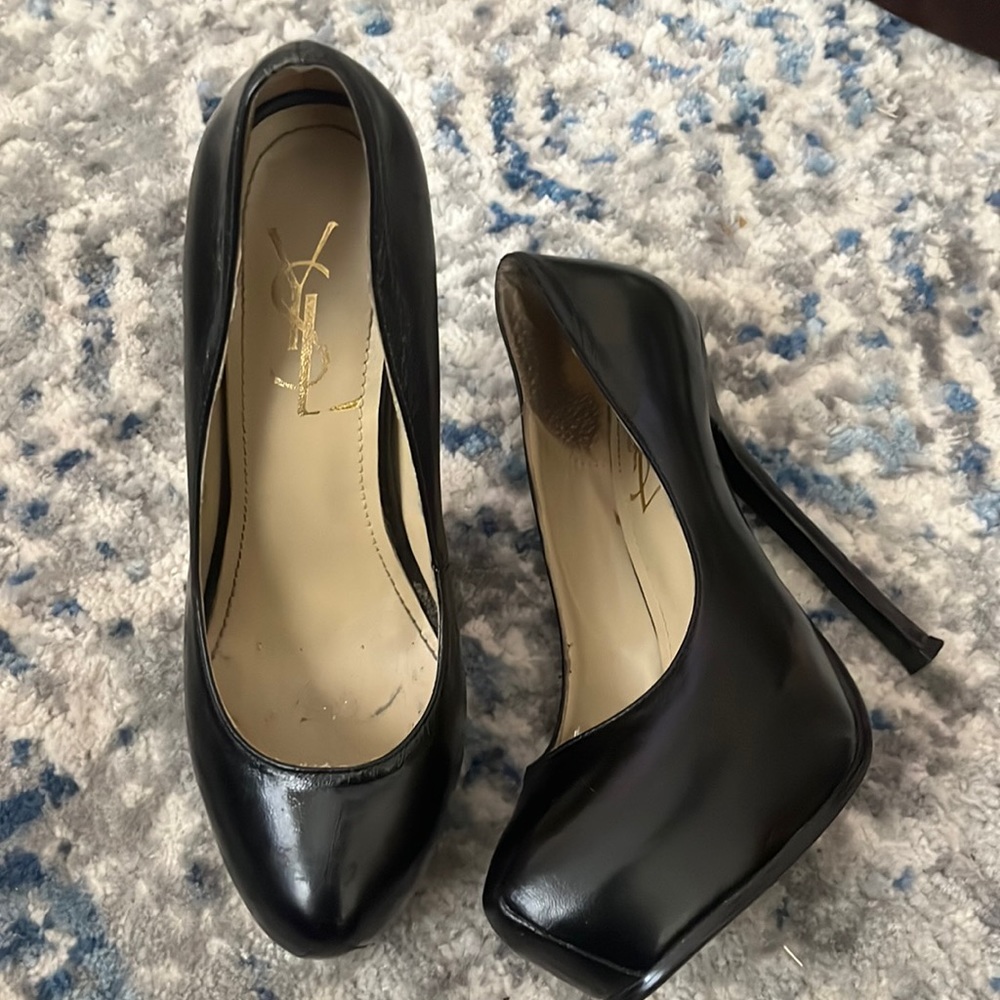 Yves Saint Laurent Black Pumps
